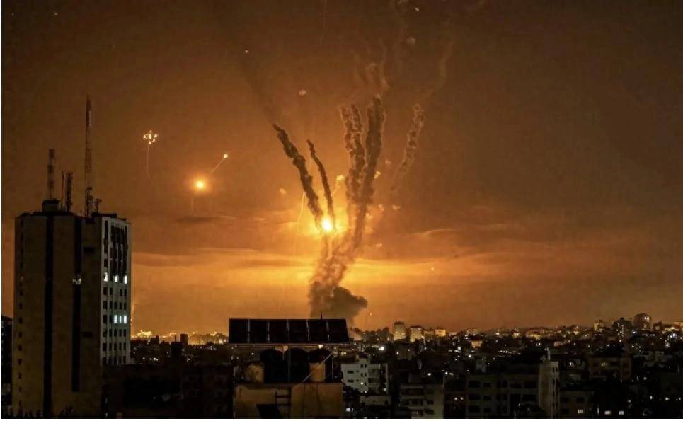 伊朗盟友集体出手,以色列遭370枚导弹饱和打击,美军紧急调兵参战