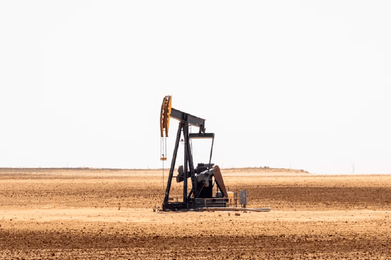 原油价格飙升 石油相关股票上涨