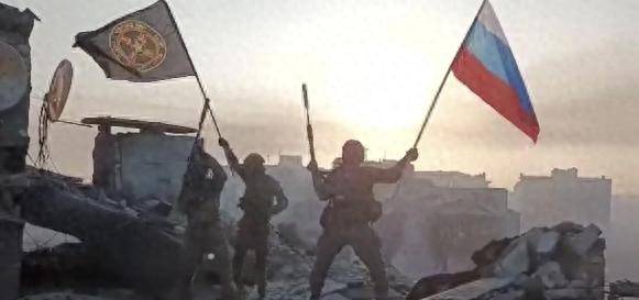 俄军敢死队突入红军城，乌军被打得手忙脚乱，泽连斯基面临“逼宫”局面