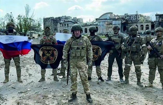 俄军敢死队突入红军城，乌军被打得手忙脚乱，泽连斯基面临“逼宫”局面