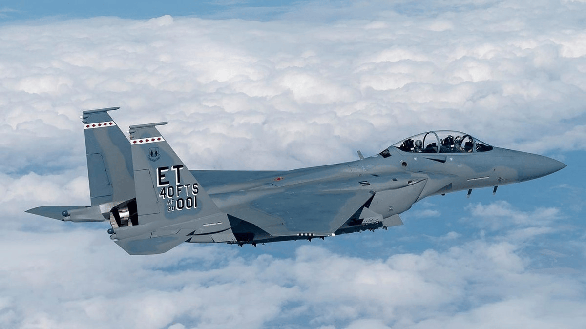 歼20劲敌来了？嘉手纳美军突然换防：特朗普要在中国周边下盘大棋