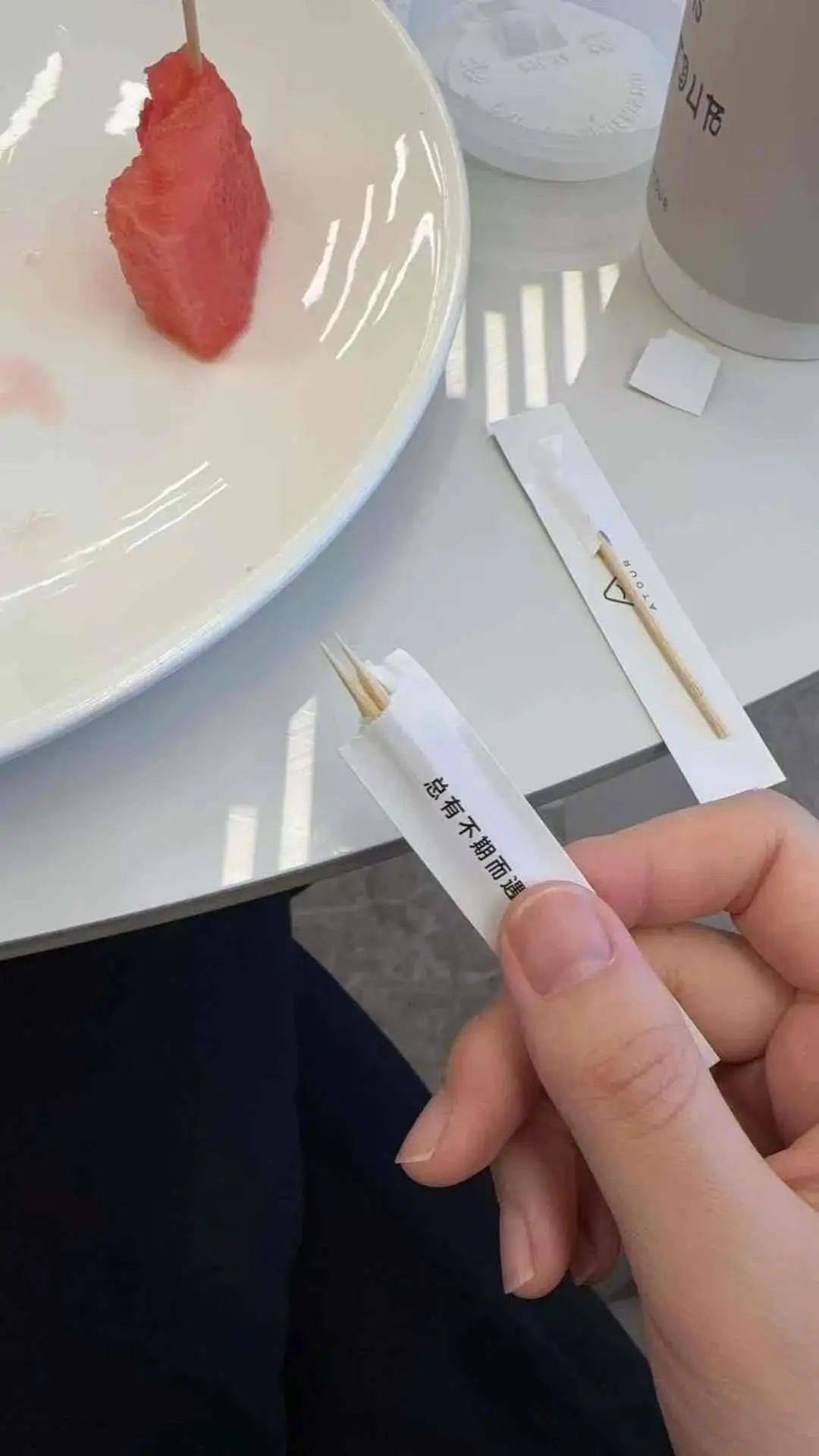 女子称在知名连锁酒店内用牙签，入口后猛然发现可能是别人用过的，店方回应