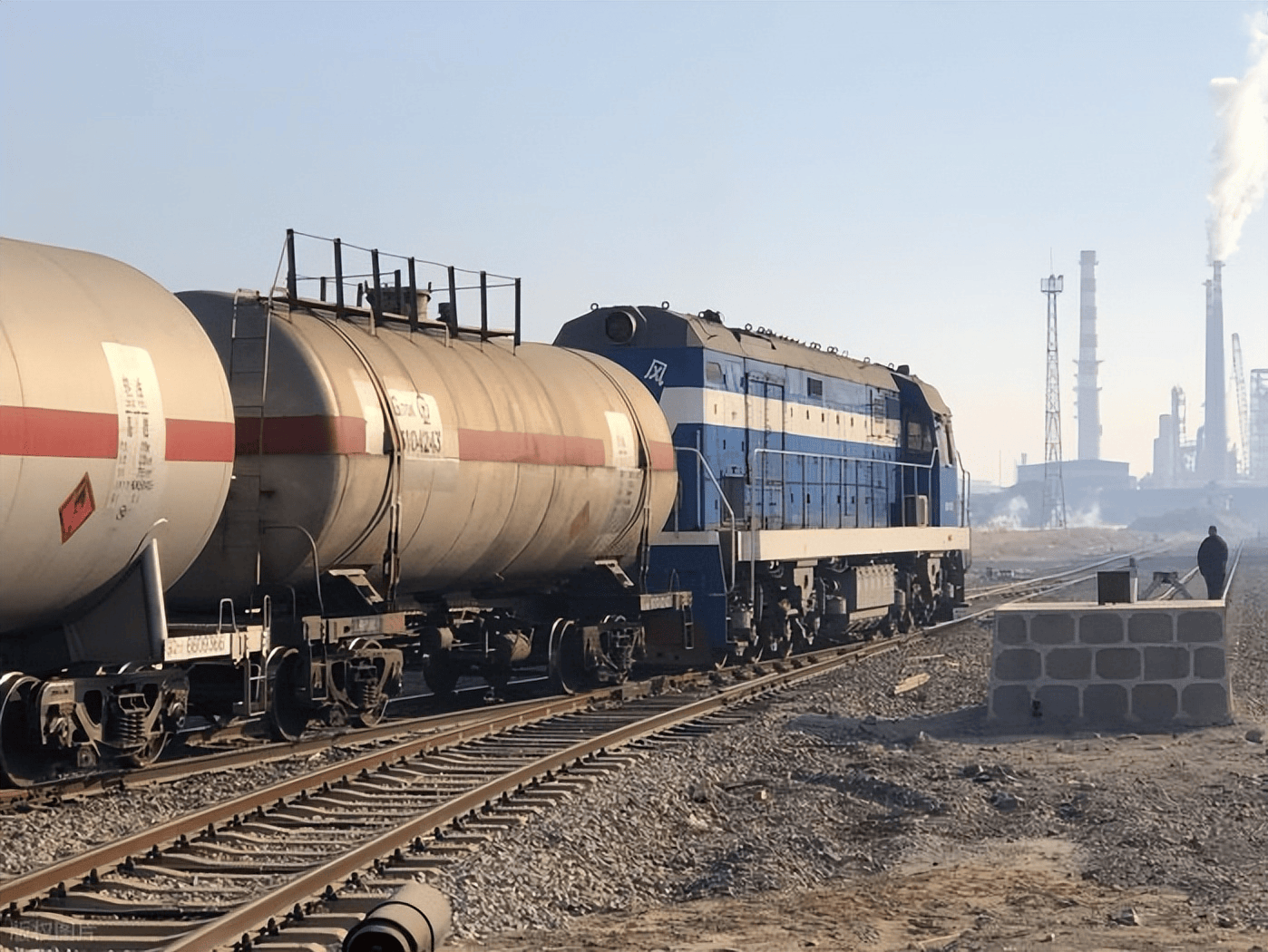 石油大逃亡!伊朗日均狂运233万桶原油,中伊铁路改写能源规则