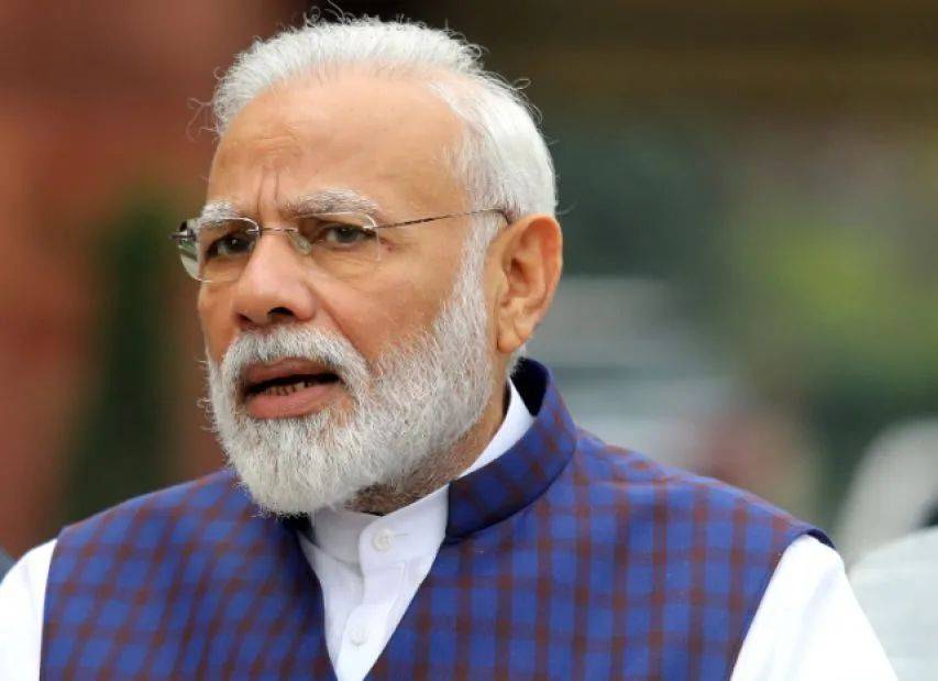 美国拿印度杀鸡儆猴！特朗普被当场质问：中国也买俄罗斯原油，为什么只有印度被制裁？