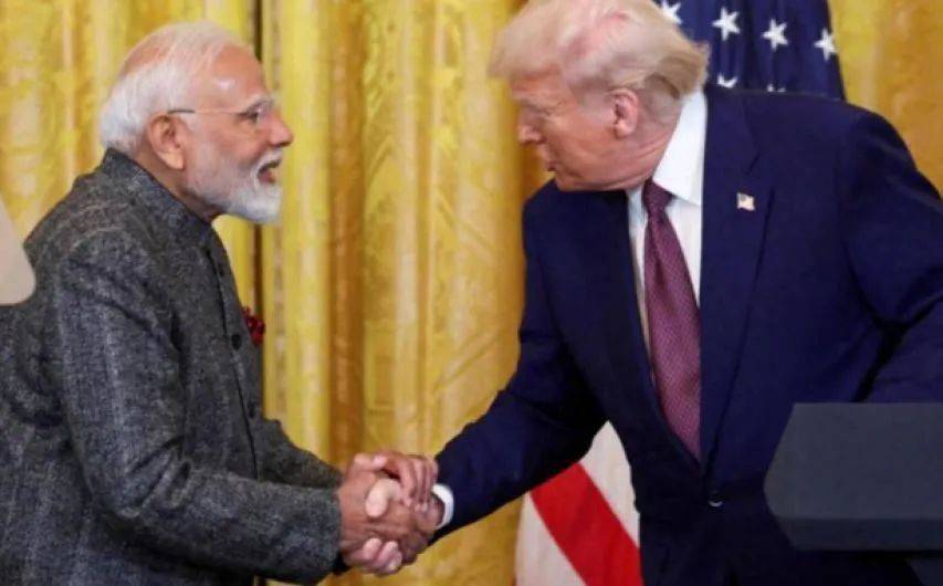 美国拿印度杀鸡儆猴！特朗普被当场质问：中国也买俄罗斯原油，为什么只有印度被制裁？
