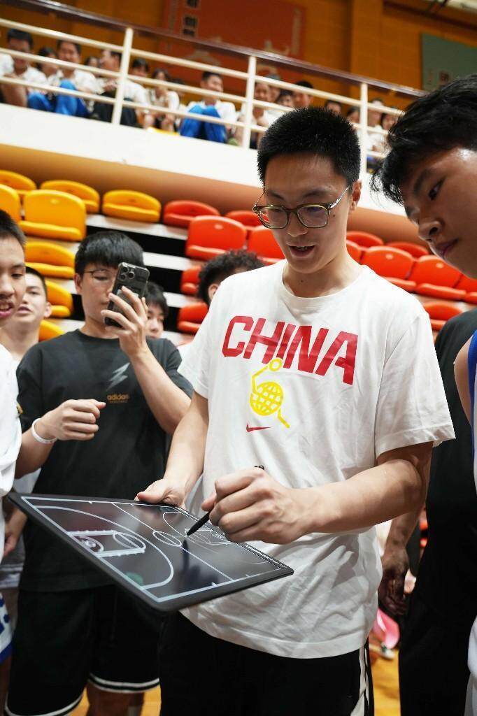 中国男篮主教练郭士强:“没想到华附同学的提问这么专业”