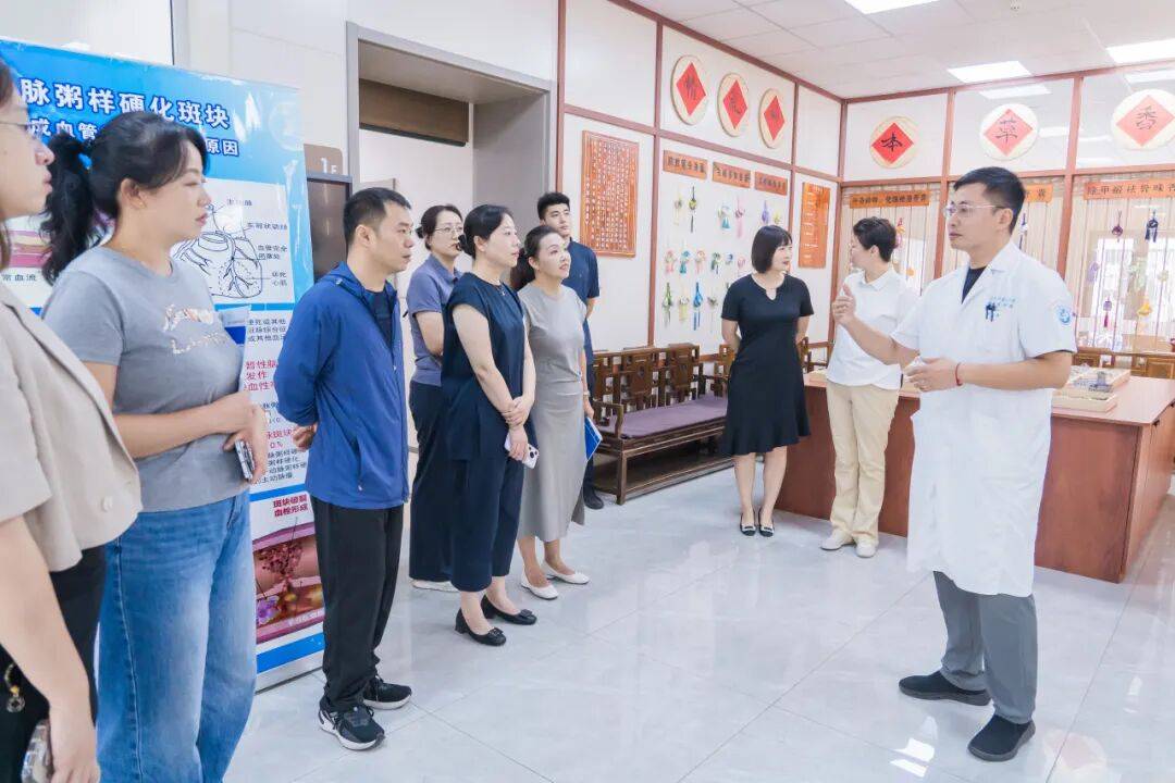 沈阳市皇姑区三台子街道领导李晓林一行到辽宁中医药大学附属第二医院参观调研