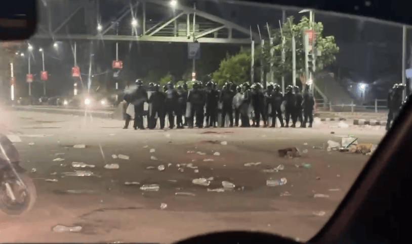 前总理夫人在家中被民众放火烧死，尼泊尔首都浓烟四起，中使馆紧急提醒！当地华人：到处都在燃烧，满地碎石、玻璃碎片、血迹