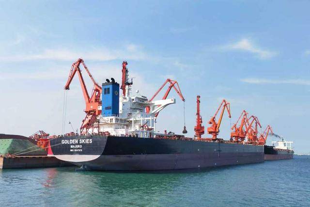 3名司机接卸12.2万吨铁矿石!青岛港干散货码头首次实现门机“一控二”全船自动化作业