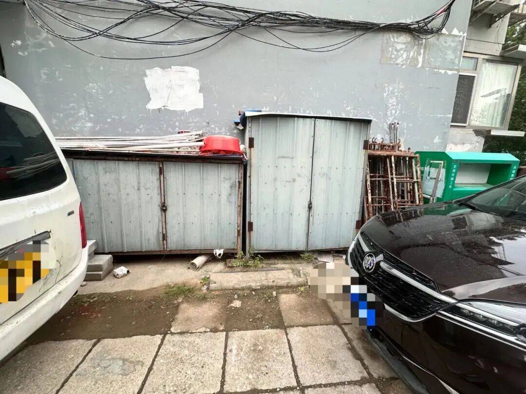 北京一小区电动车充电棚起火！消防车赶到，发现消防通道完全被堵……