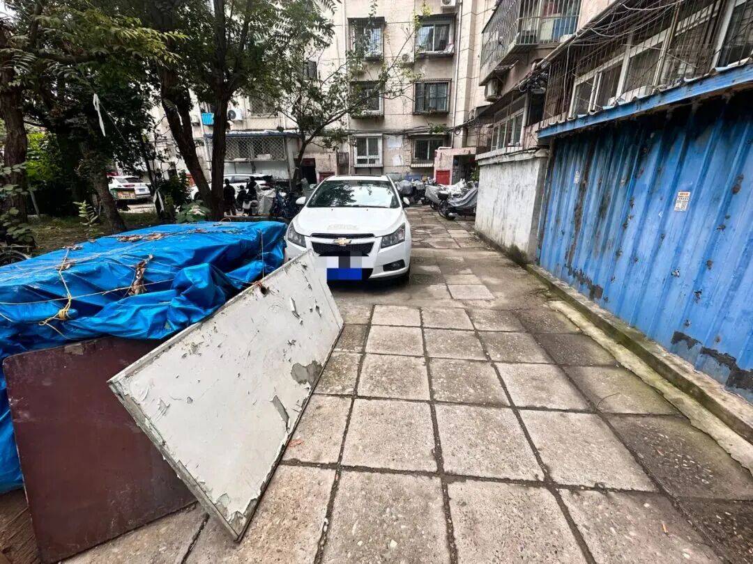 北京一小区电动车充电棚起火！消防车赶到，发现消防通道完全被堵……