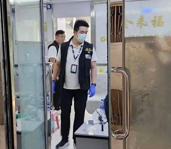 香港65公斤黄金被劫案嫌犯包括工场前任老板，其仍在逃，劫匪作案时没有携带武器