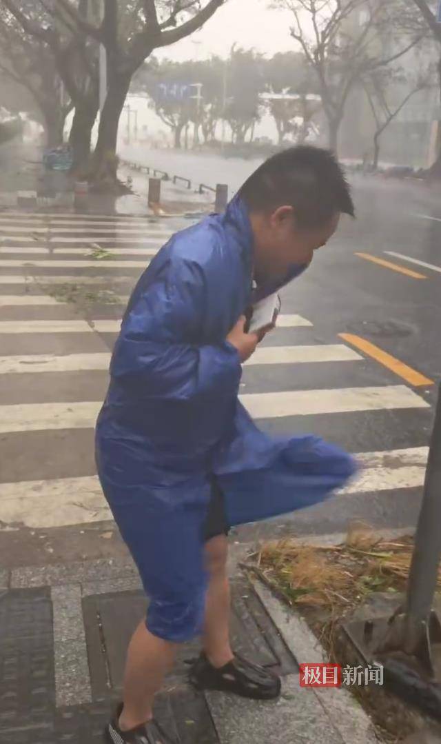 台风桦加沙袭击珠海:记者眼镜被大风吹跑,街边树枝断落,单车成排倒地