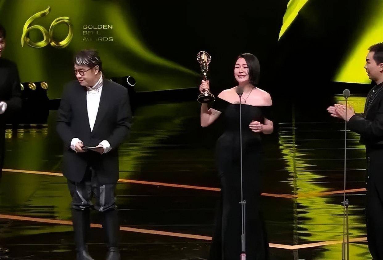 大S离世半年未办葬礼，小S借金钟奖消费大S，遭全网质疑太做作