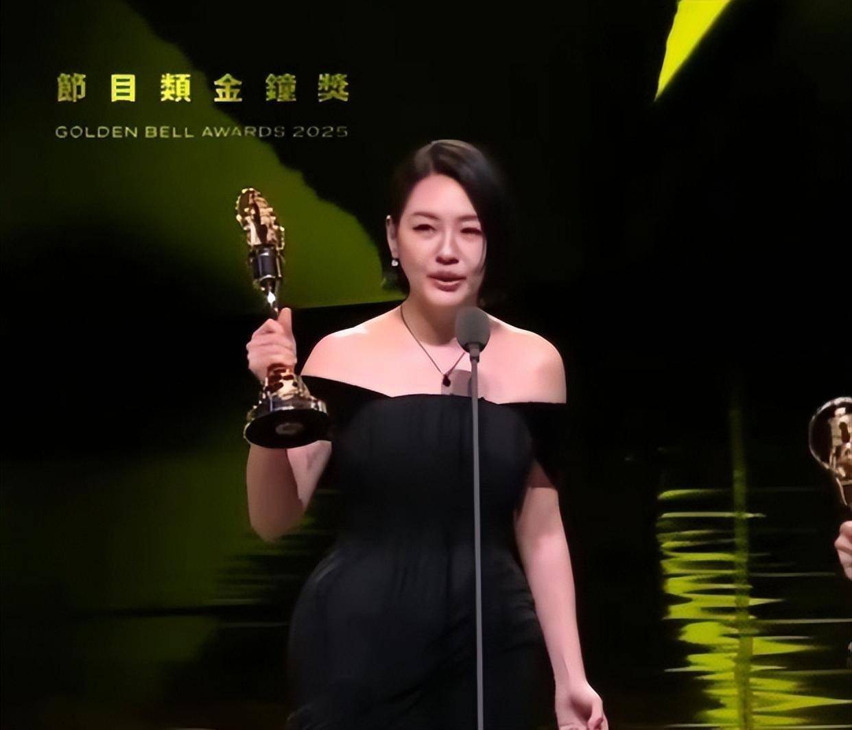 大S离世半年未办葬礼，小S借金钟奖消费大S，遭全网质疑太做作