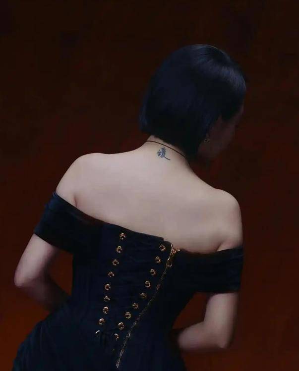 大S离世半年未办葬礼，小S借金钟奖消费大S，遭全网质疑太做作