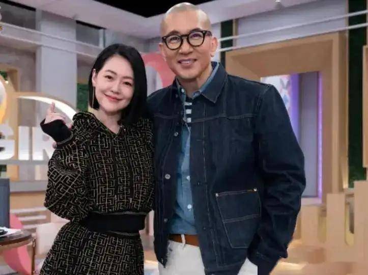 大S离世半年未办葬礼，小S借金钟奖消费大S，遭全网质疑太做作