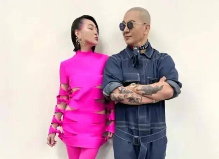 大S离世半年未办葬礼，小S借金钟奖消费大S，遭全网质疑太做作