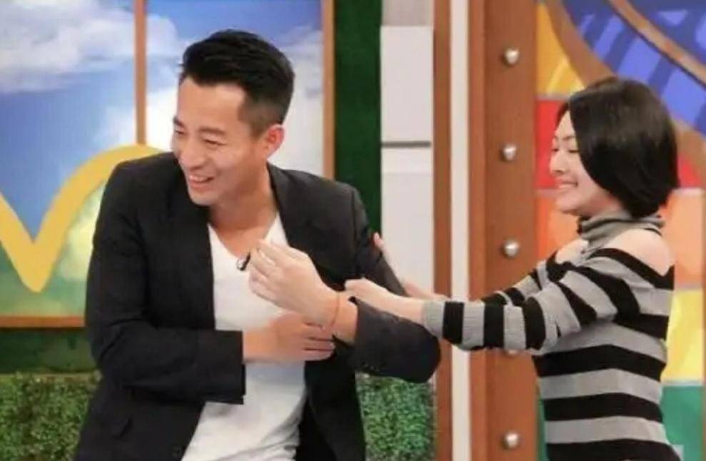 大S离世半年未办葬礼，小S借金钟奖消费大S，遭全网质疑太做作