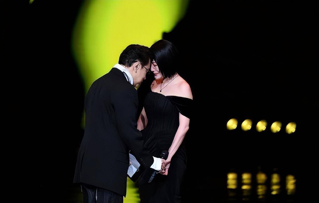 大S离世半年未办葬礼，小S借金钟奖消费大S，遭全网质疑太做作