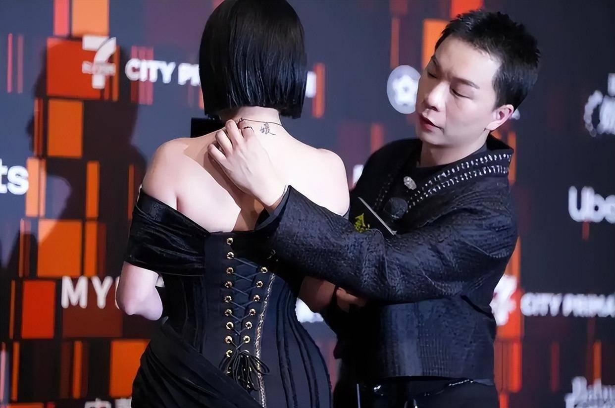 大S离世半年未办葬礼，小S借金钟奖消费大S，遭全网质疑太做作