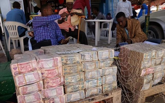 世界上最不值钱的货币(津巴布韦500亿折合人民币)